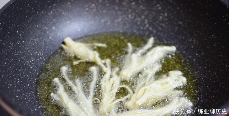 简单|金针菇别再涮火锅,教你个新吃法,简单一做外酥里嫩,比肉还好吃