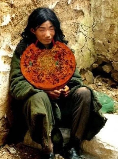 其中一位|他是中国第一懒人,出门不下地走路,吃饭靠人喂,如今怎样了?