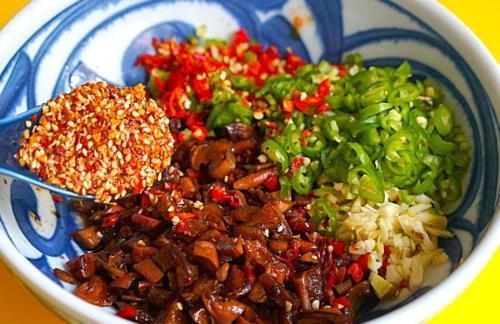 腌萝卜时加盐是大忌,很多人都不懂,多加点这个,萝卜爽脆不回软