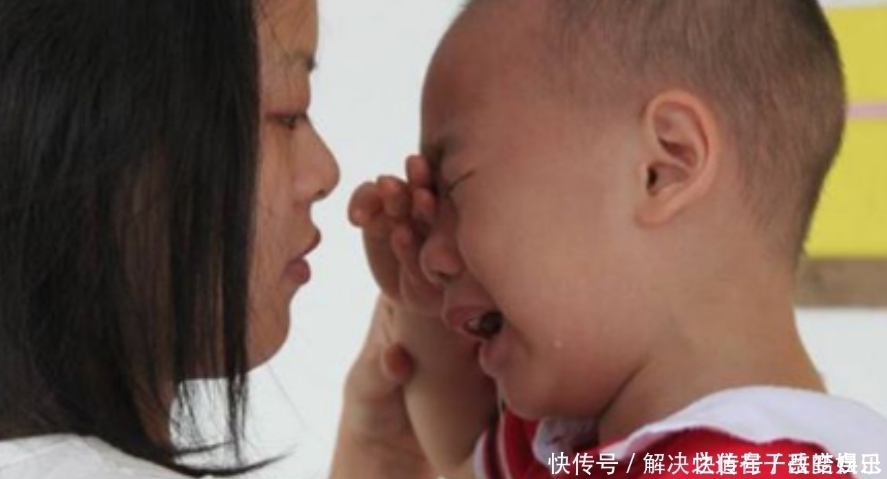 小区|女儿小区撒泼躺地,宝爸淡定看手机,对峙2小时,网友:都是狠人