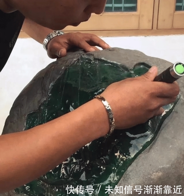 确认过眼神!今年最完美的赌石,1吨重玻璃种帝王绿估价5亿