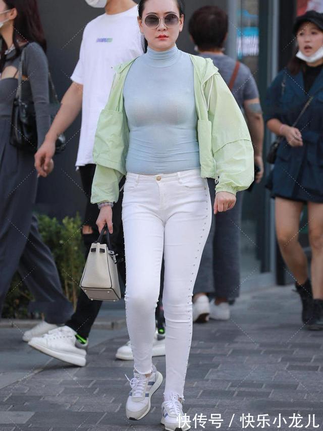 牛仔裤 淡蓝上衣配白牛仔裤，再配淡绿色的防晒霜，清爽减龄