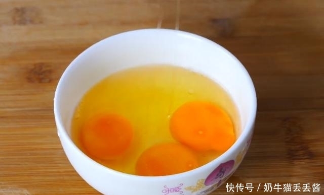 赶快|看看酒店大厨怎么做酱油炒饭的,这烹饪技术太厉害了,赶快收藏了