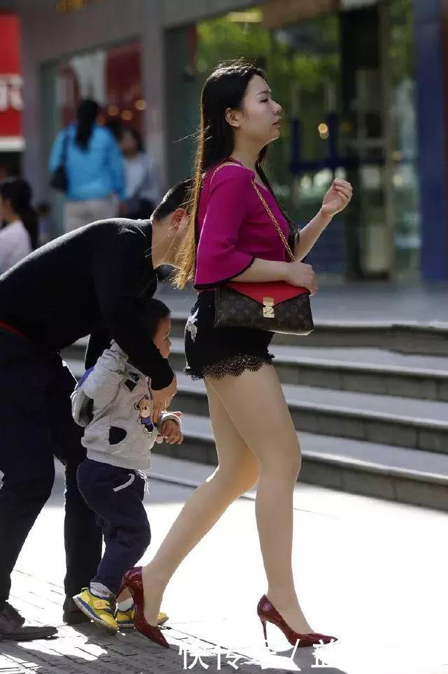 尖头|美女脚上一双咖啡色的漆皮高跟鞋,让双腿显得优雅,充满着魅力