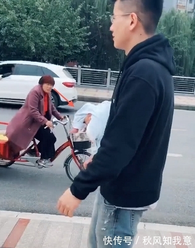 路人大|淡定奶爸抱娃走红,路过的大妈眼神亮了,是亲生的吗
