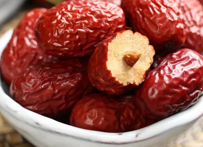 枸杞枸杞|红枣和此物泡水喝，肝干净了，眼睛亮了，女性不想满脸色斑，试试