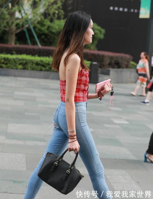 小辣妹 红色格子抹胸背心搭配破洞牛仔裤，干净利落，体现了她的时髦气质！