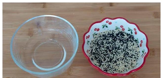 芝麻烧饼|最好吃的芝麻烧饼做法，不用烤箱，一次成型，咬一口掉一地渣，香