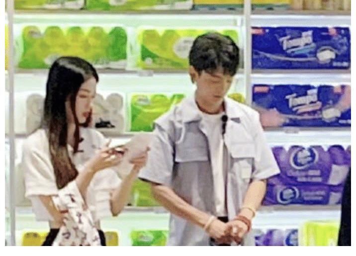 食指|《中餐廳》新路透，周也外出購物黑臉，丁真“豎食指”作何解釋？