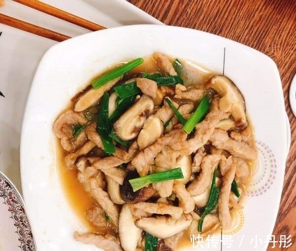 蘑菇|此菜，是儿子的最爱，鲜香嫩滑，儿子两天不吃就嘴馋，做法还简单