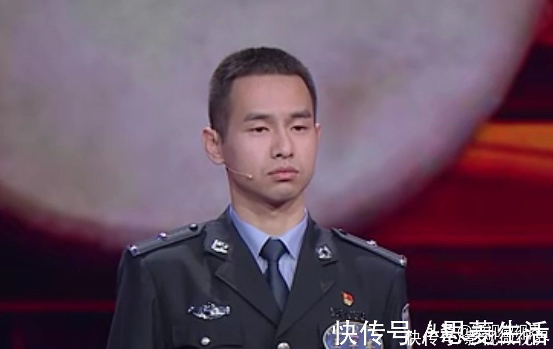 诗词大会:比赛规则有争议,龙洋风度不输董卿,千人诵诗气势磅礴