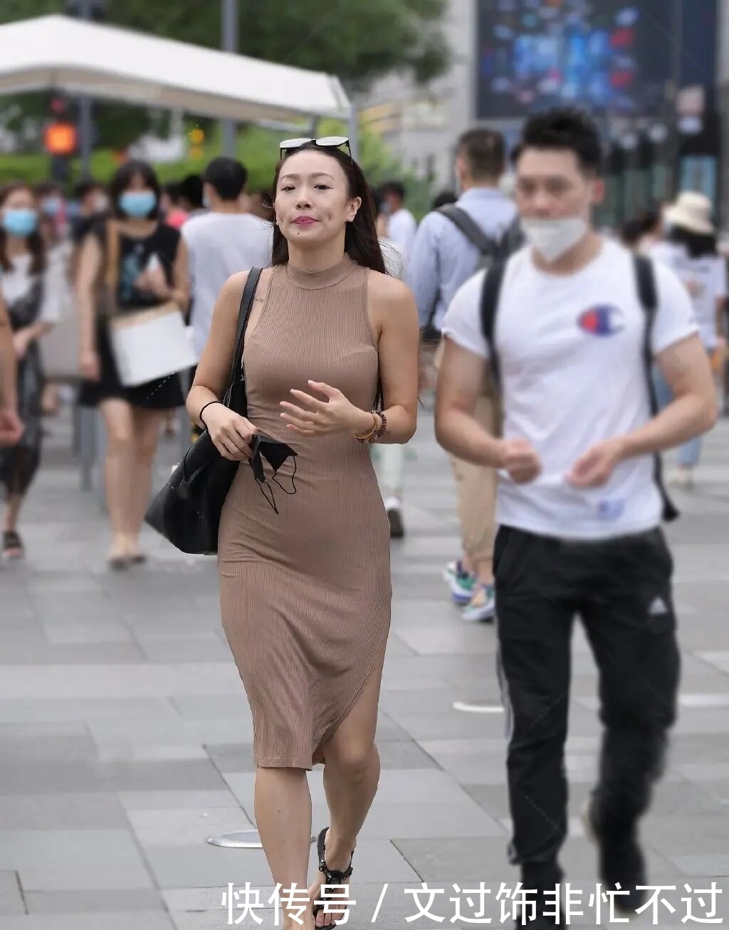 一条优雅的“针织裙”,时髦又修身,年轻女孩不可错过了!