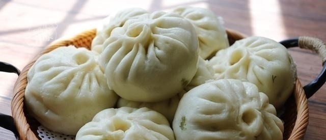 蒸包子时,别再直接上锅蒸了,记住3个诀窍,包子松软好吃不塌陷