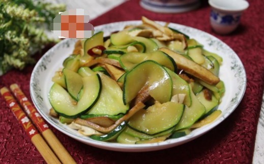 一道素小炒,清新爽口,上桌比肉菜受欢迎