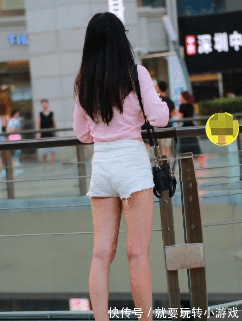 表妹|表妹休闲时尚风，露脐装搭配小凉拖，小脚丫吸引群众的目光！