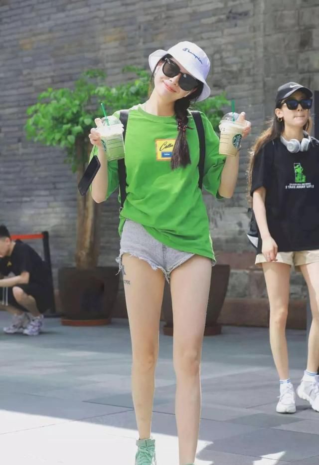充满活力的短装搭配，美丽大方很有气场，充满青春活力