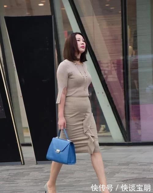 小腹 白色针织短款小衫,露出的平坦小腹,也是十分吸引眼球