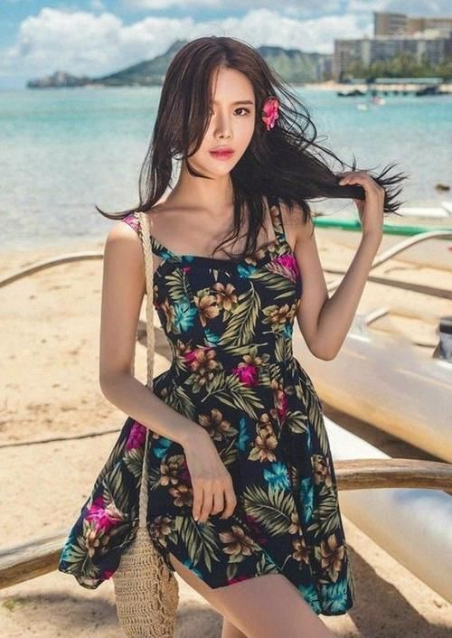 一袭碎花连衣裙,海滩漫步,画一个淡妆,把自己装扮的美美哒#遇见好身材#