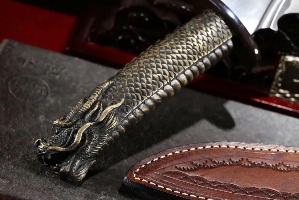 刀身!五枚夹钢锻造出的精品短刀——寒光凛凛的卧龙刀