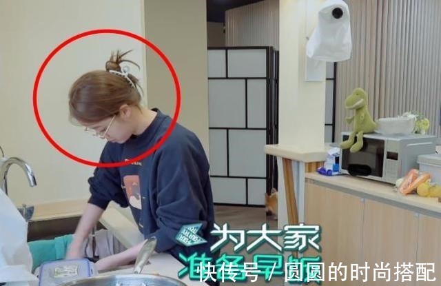 周扬青|陈伟霆将欧阳娜娜头发弄乱,立马用“神器”整理,发量增加一倍!