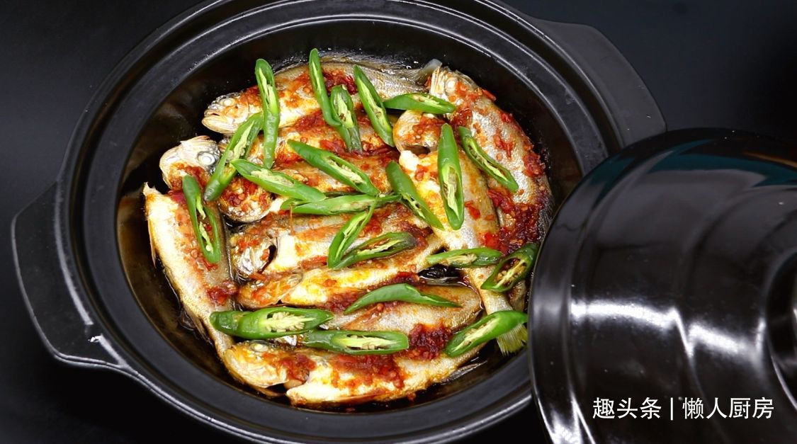 炖煮|这鱼我家隔天吃一次,锅底放这些,不加水炖煮,鱼肉鲜嫩