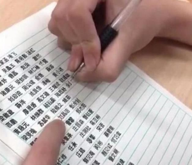 孩子|16岁男孩写字宛如印刷体,获700w网友点赞,父母却说孩子有病