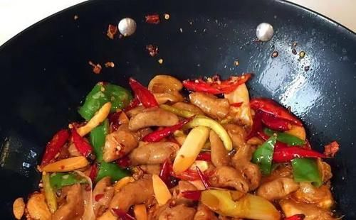  肥肠|干锅肥肠的正宗做法，一学就会，又香又脆，越吃越上瘾