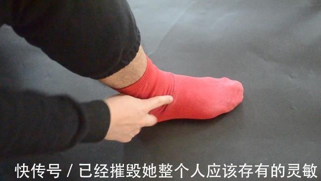 缝纫|穿破的袜子不要扔,简单剪一刀,旧袜子变得和新的一样,太实用了