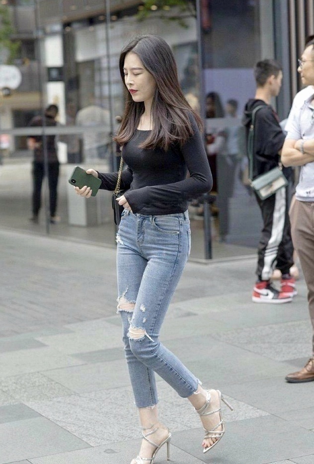 时髦|小姐姐穿上减龄T恤牛仔裤,乌黑长发,超级吸人眼球!