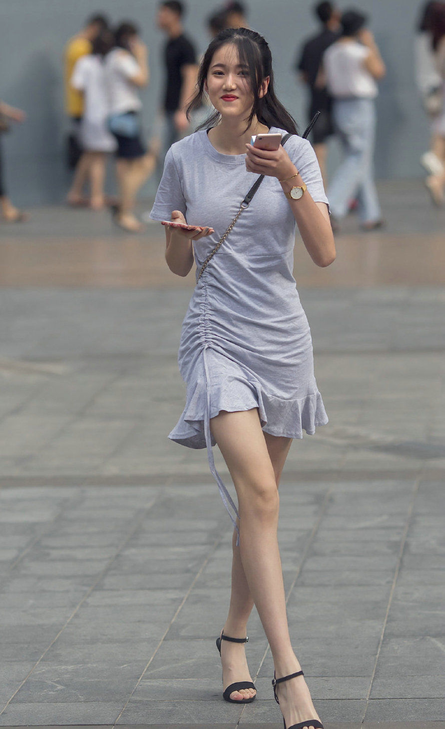 连衣裙风格更加符合现代女性的审美，凸显气质美