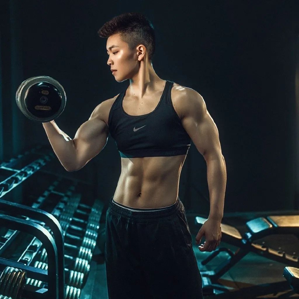 动作|她是最健壮的姑娘拥有麒麟臂、完美腹肌的小姐姐是如何练腹的