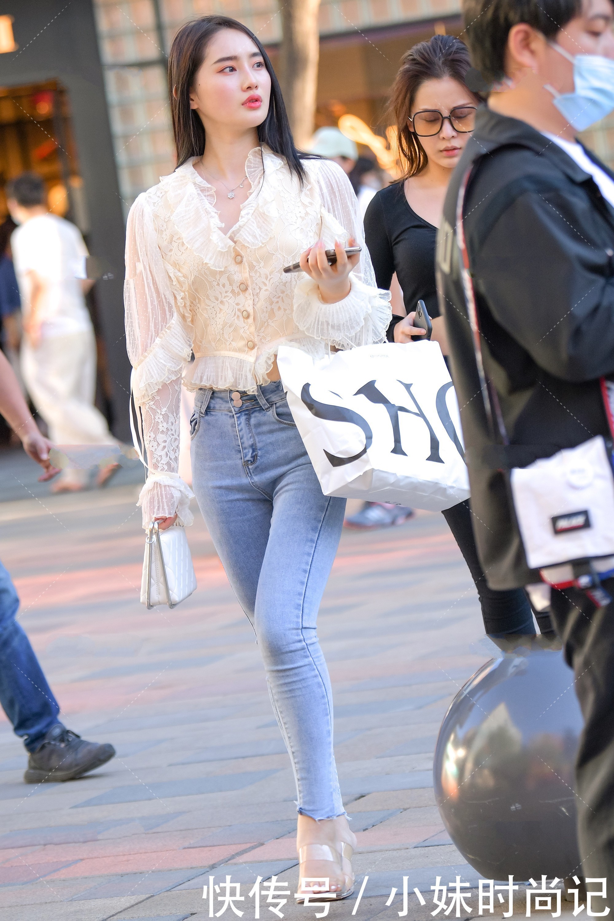 显白|街拍浅色蕾丝衬衫搭配浅色牛仔裤,干净显白,靓丽青春