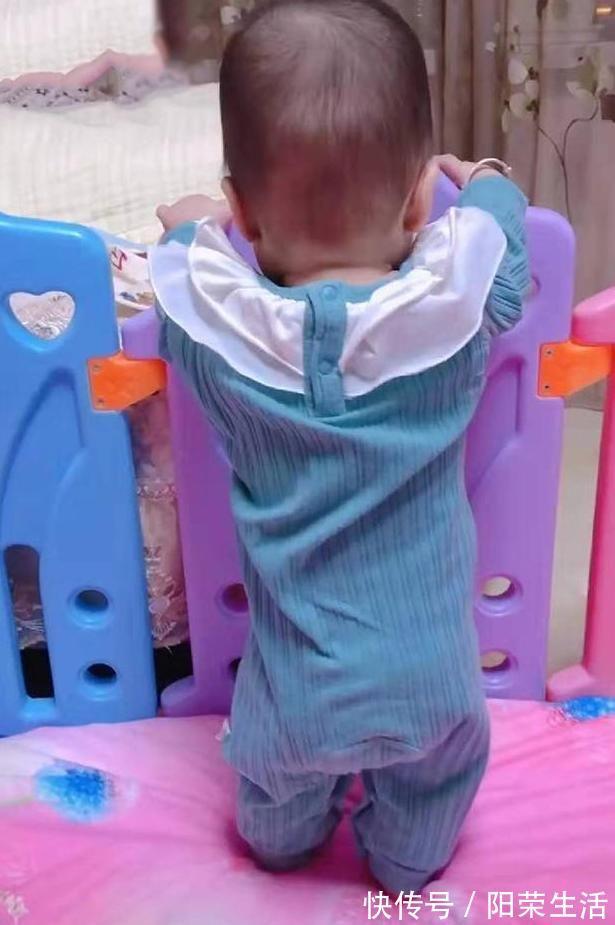 七三开|“史上腿最短”的宝宝火了,屁股下面就是脚后跟,身材比例七三开