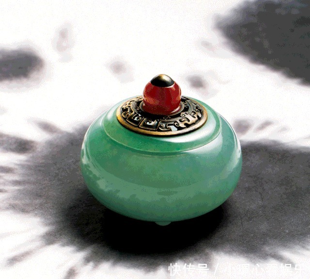 出于|朋友珠宝店开不下去,出于好意买了只6万的手镯,到手却是假货!