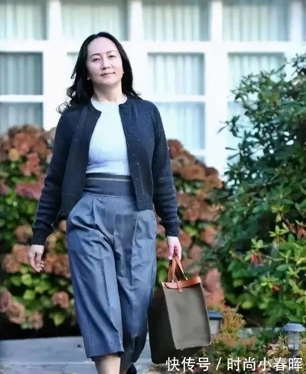 高跟鞋|孟晚舟携老公露面!穿黑裙长发披肩温柔优雅,抬头看丈夫一脸崇拜