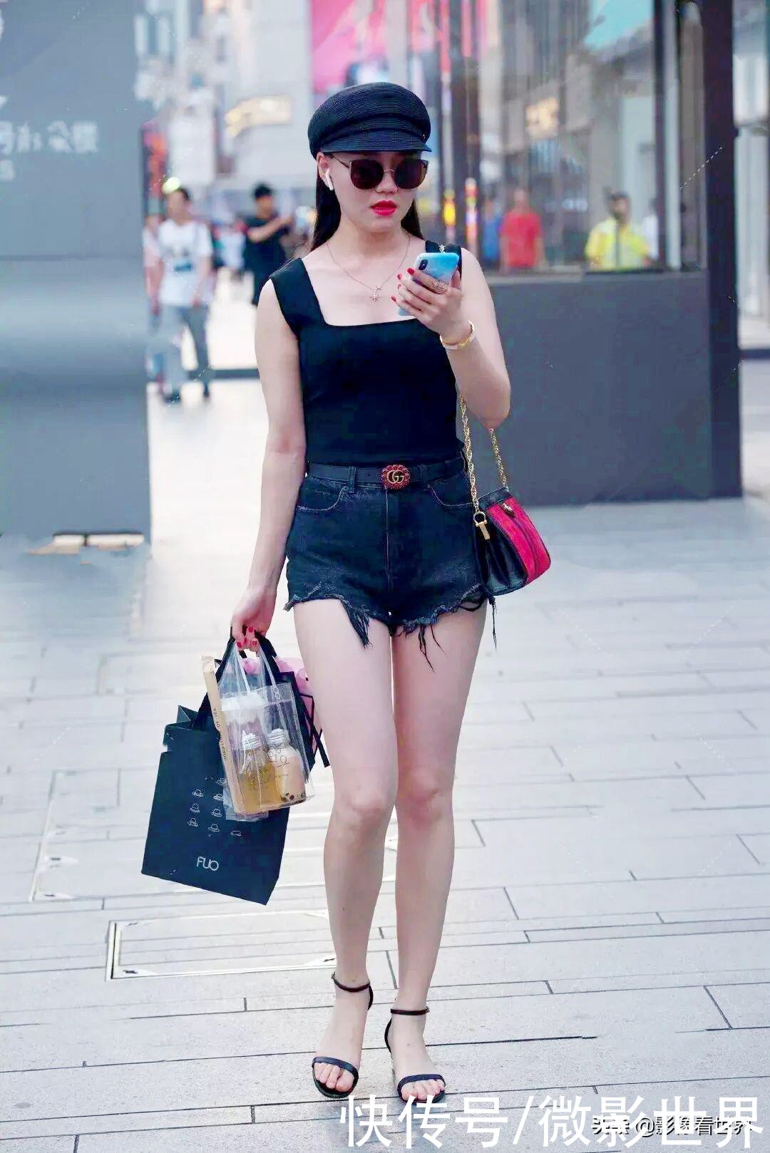 肩膀|吊带裙会选的美女，穿出了小女人和温柔美