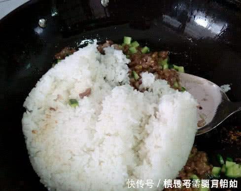蛋炒饭千万别直接下锅炒，倘若少了这一步，蛋炒饭不但费油还粘锅！