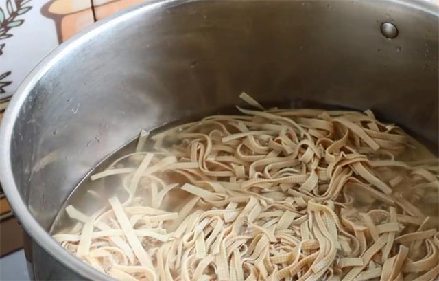 凉拌豆腐皮,很多人不会调料汁,教你一招,味道和饭店一样好吃