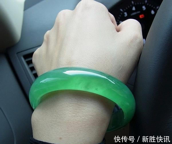 老板|打工妹闲逛直播间,咬牙拿下一块开窗石头,切开后当场炒老板鱿鱼