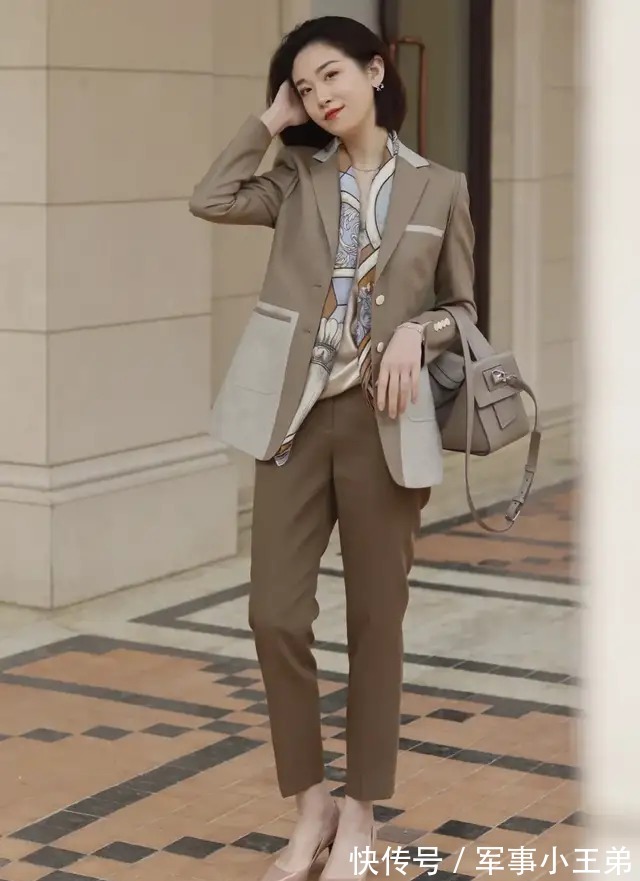 优雅 真正有品位的女人,都喜欢把丝巾作为穿搭的重点,优雅又高级