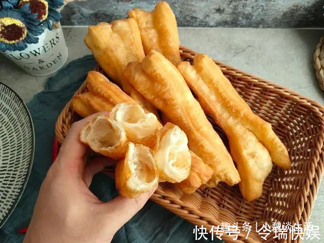 小苏打|炸油条加酵母是大忌，掌握好“2111”配方比例，根根蓬松酥脆