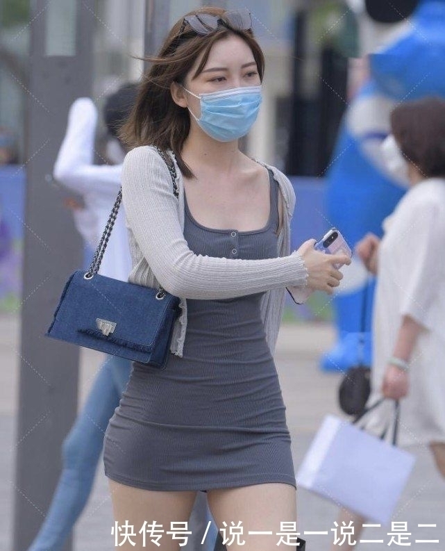 魅力 深灰色连衣裙创造出独特的魅力,把女生的魅力体现的淋漓尽致