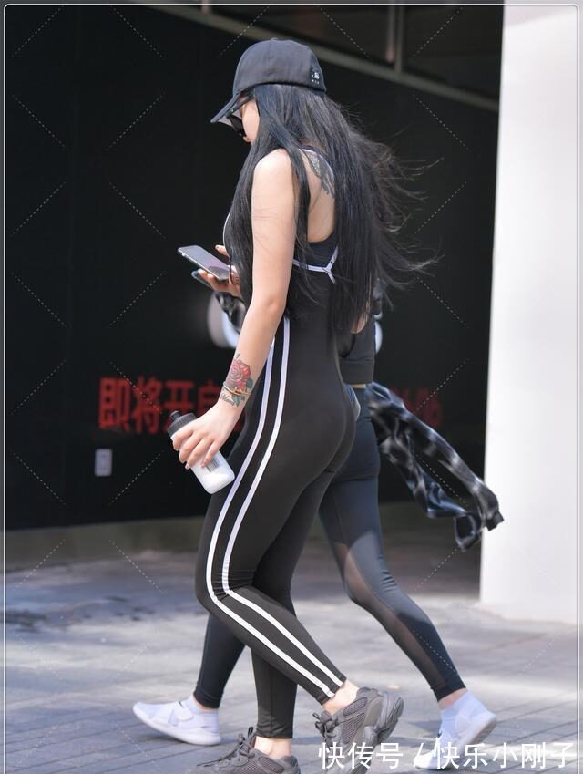 穿搭 打底裤的打扮满满潮流范引领潮流风采,展现心机的穿搭