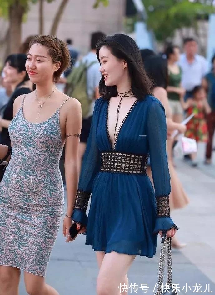 美背|非常调皮的90后美女!苗条的身材,几分特别风情,显得非常好看