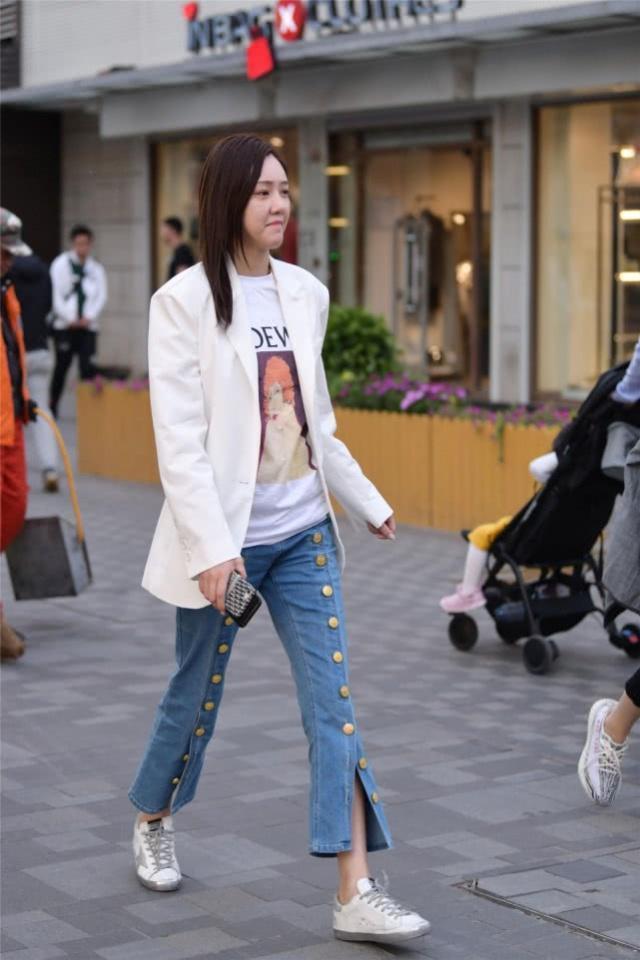街拍:小姐姐绿色上衣搭配浅色牛仔裤,休闲搭配很显优雅身姿
