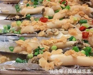 火红的嫩肉和诱人的香味撩拨食欲,尝一口,松软的肉,弹性十足