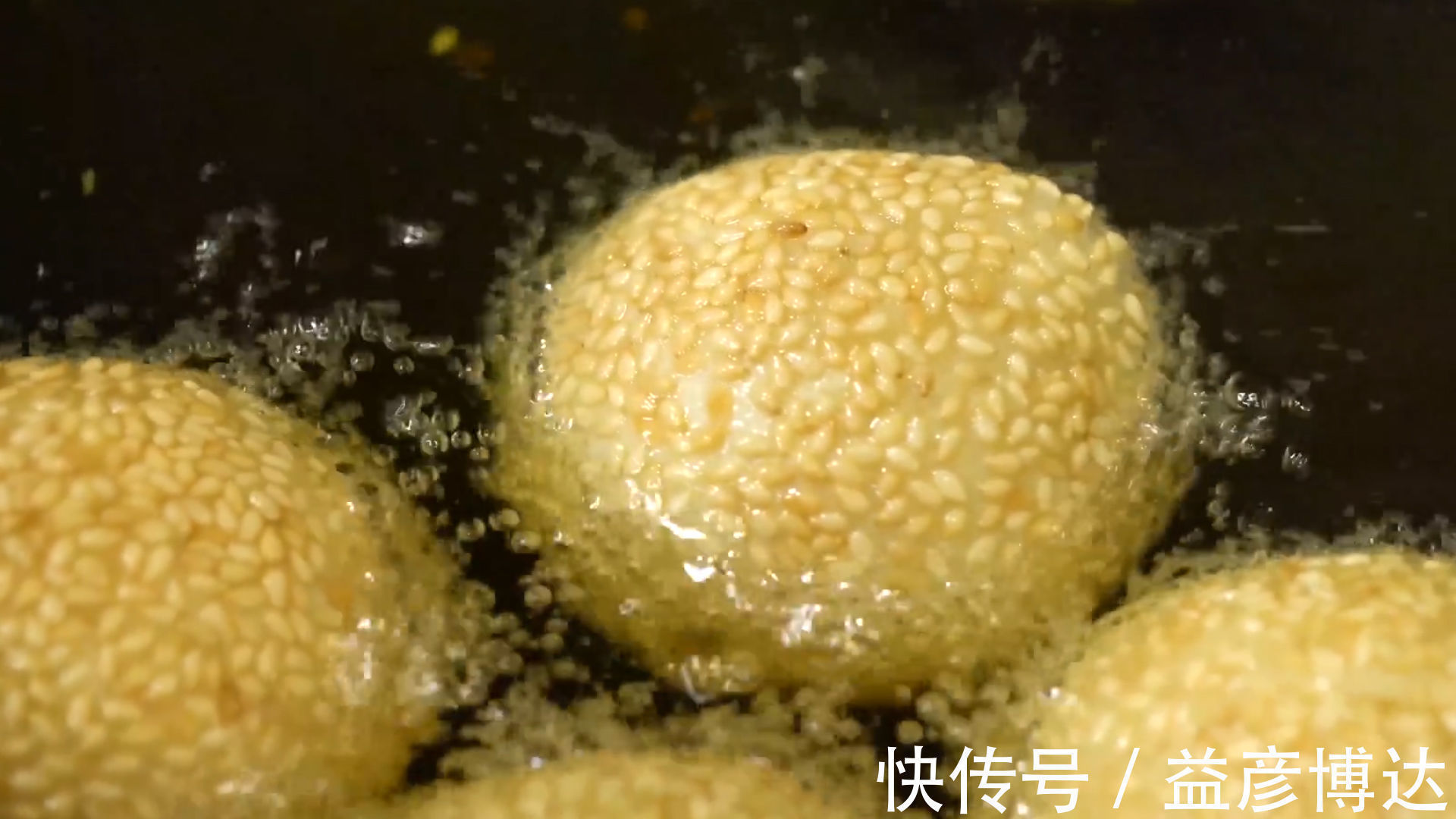 偷偷告诉你炸麻团的技巧，个个空心又香又脆，出锅全家抢着吃