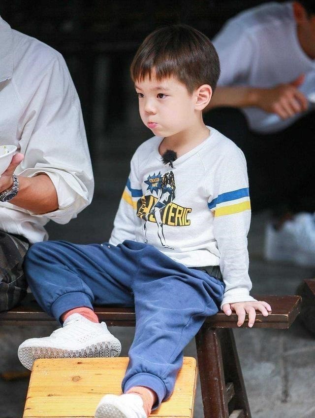 面对镜头|嗯哼大王长大了，变双眼皮越来越像霍思燕，要比爸爸杜江还帅了！