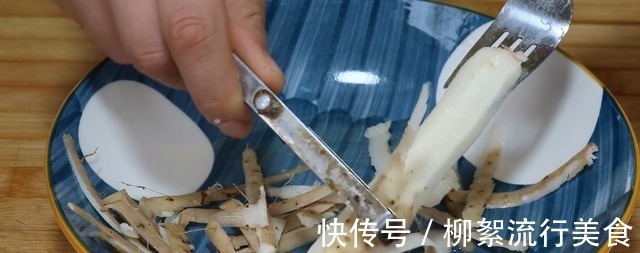 才知道，原来山药去皮这么简单，大厨教你2个办法，干净不痒手！