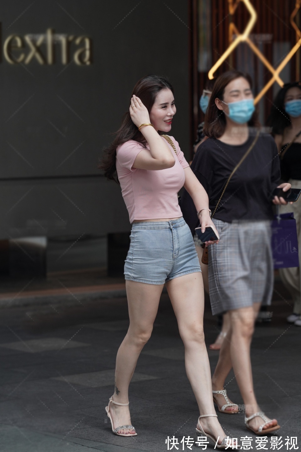 修身版 印花连衣裙搭配铆钉凉拖鞋,这样穿清爽凉快又惹眼好看